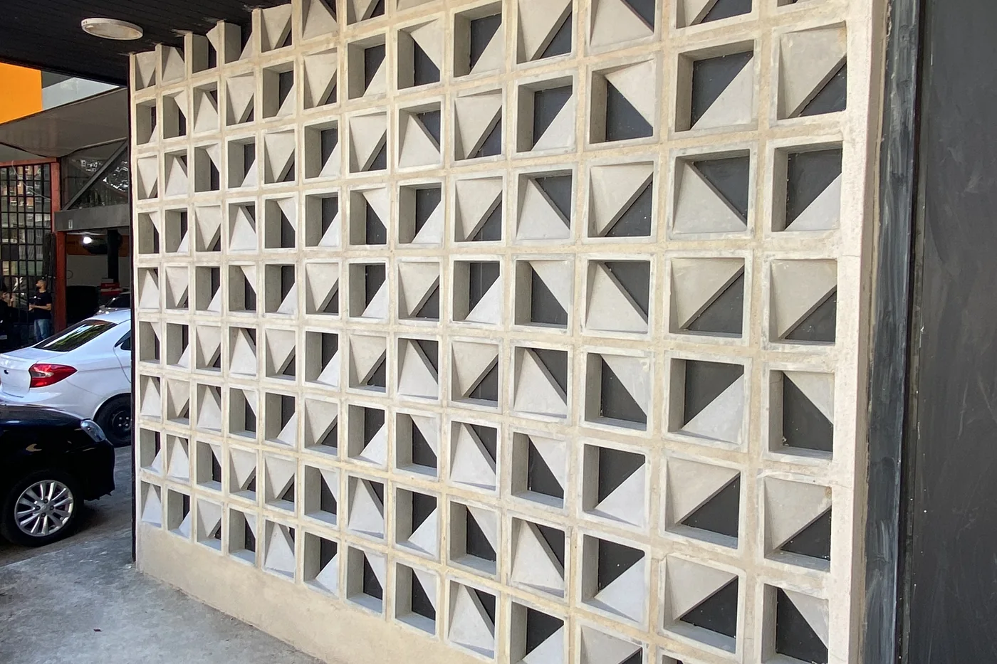 Fachada com painel de cobogó executada em obra comercial