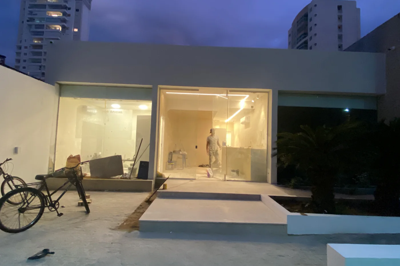 Loja com fachada em vidro na fase final da obra