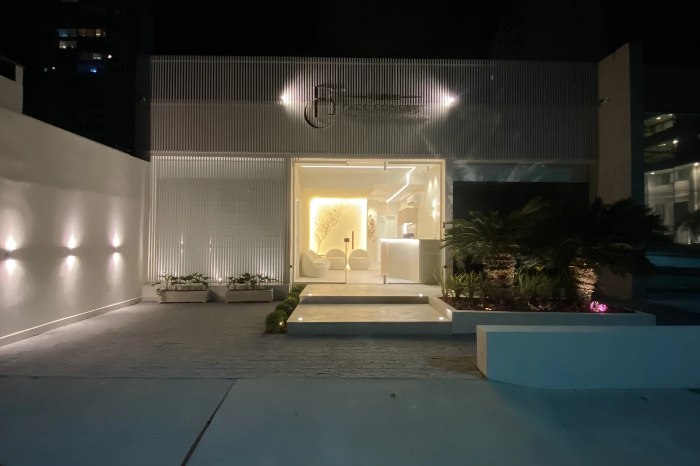 Fachada comercial entregue e iluminada, em Campos dos Goytacazes