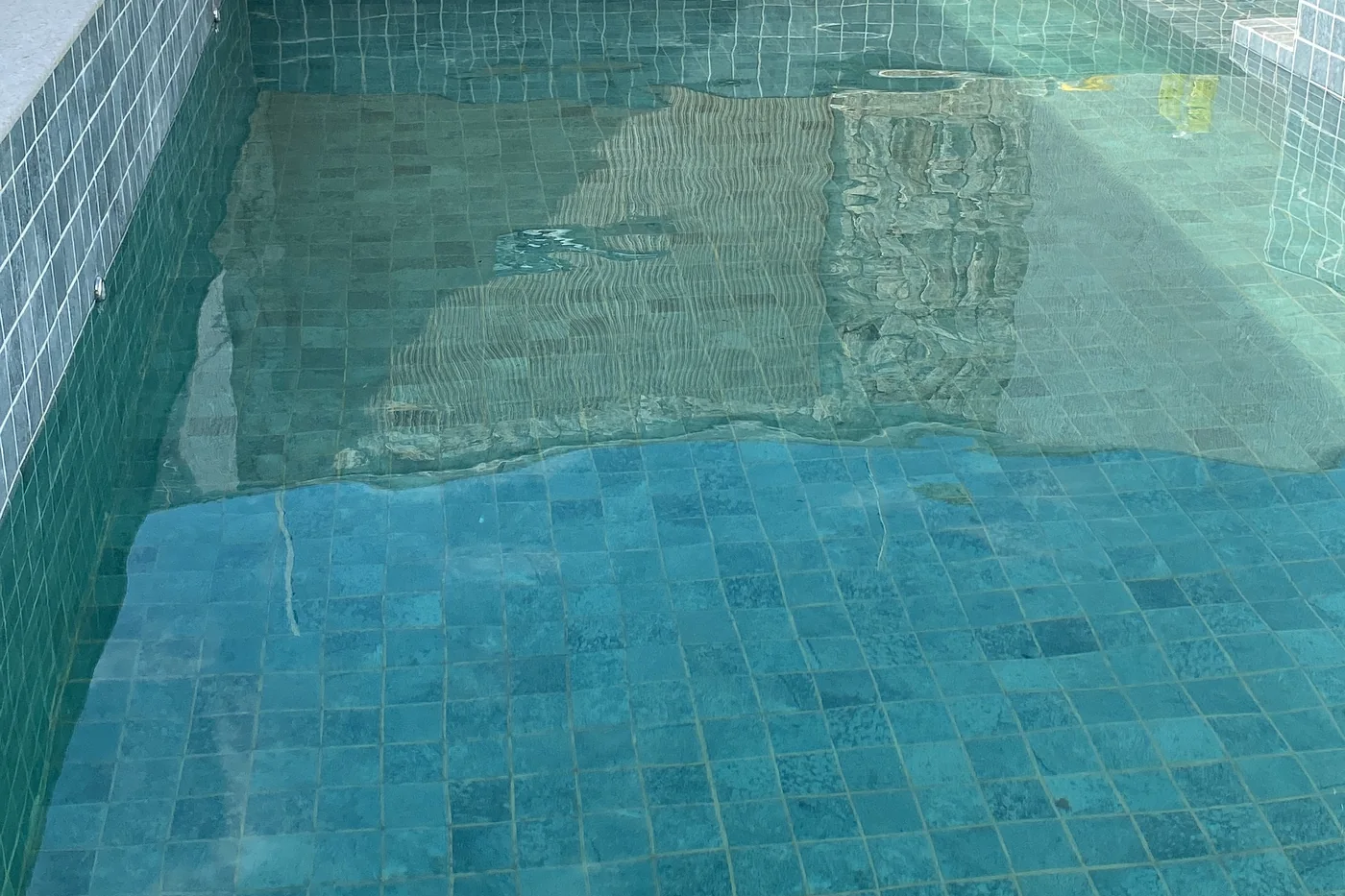 Piscina revestida em pastilha, executada em obra residencial